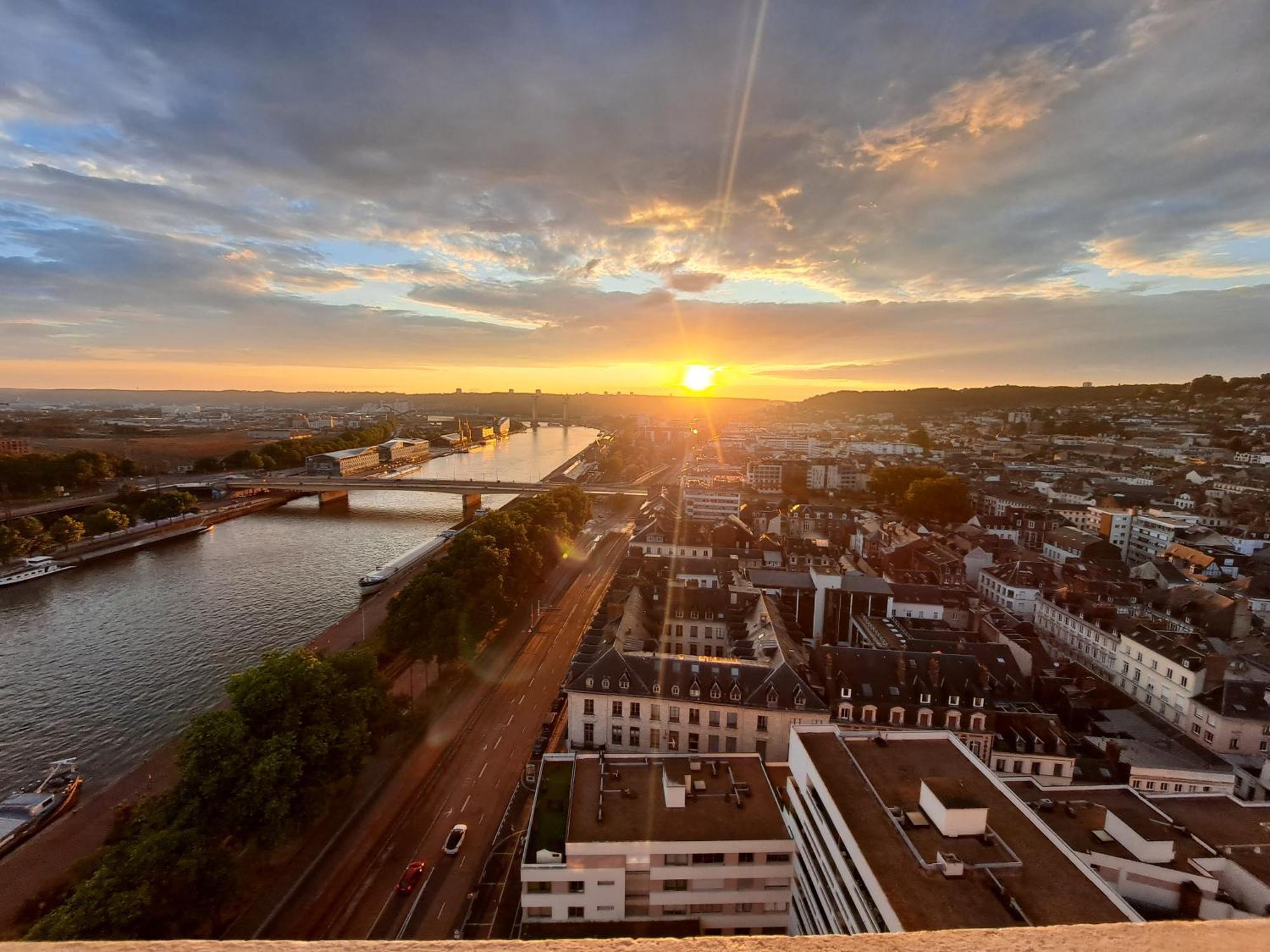 Sous Les Etoiles - Dans Le Plus Haut Gratte-Ciel Avec Garage Prive Rouen Luaran gambar