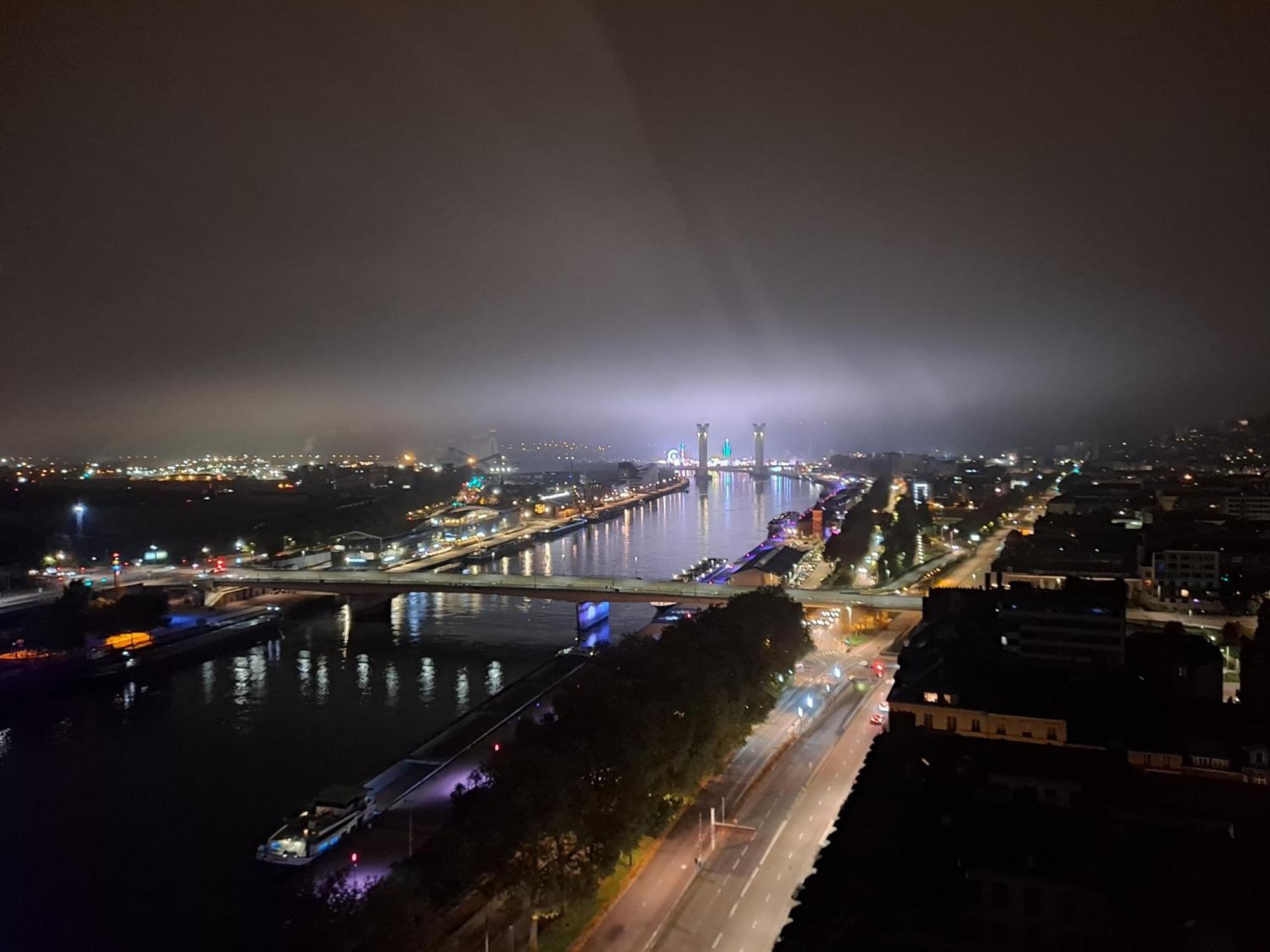 Sous Les Etoiles - Dans Le Plus Haut Gratte-Ciel Avec Garage Prive Rouen Luaran gambar